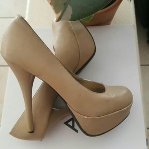 Nude pumps